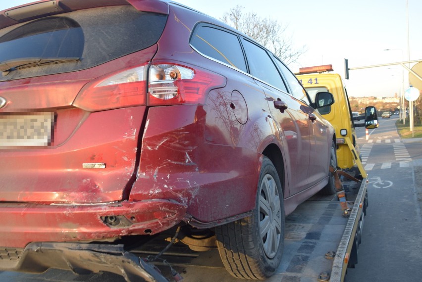 W Stargardzie zderzyły się samochody. Mercedes najechał forda 