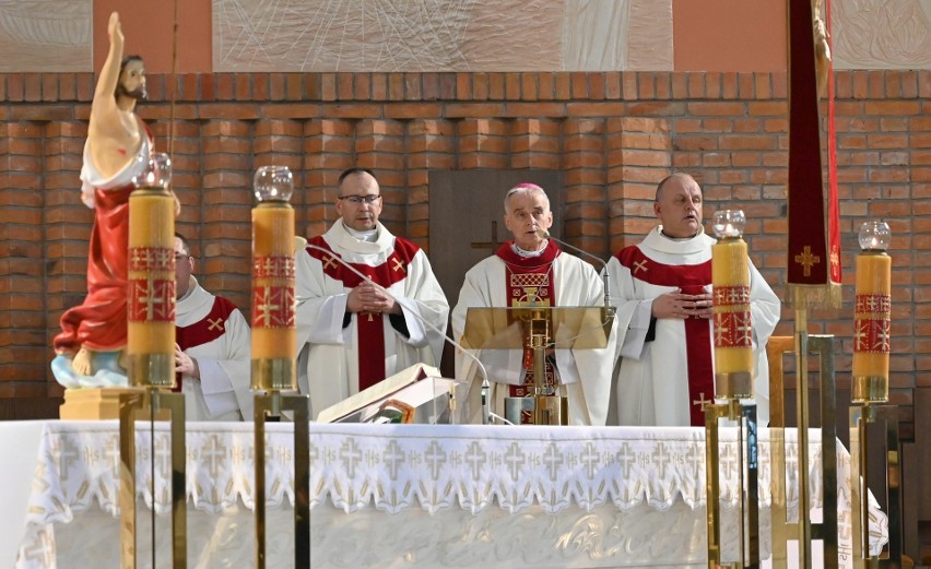 Ksiądz biskup Marian Florczyk odprawił mszę święta w parafii...