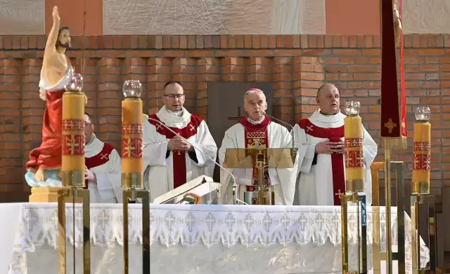 Ksiądz biskup Marian Florczyk odprawił mszę święta w parafii świętego Józefa Robotnika w Kielcach. Koncelebrowali ją ksiądz Karol Zegan i ksiądz Krzysztof Banasik.