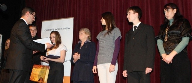 Symboliczne nagrody wolontariuszom wręczyli wiceprezydent Słupska Andrzej Kaczmarczyk i Andrzej Bury, wicestarosta słupski. 