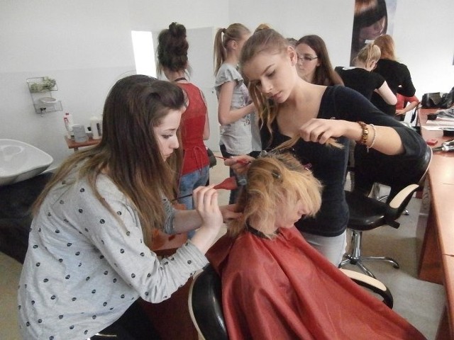 Młodzież z "Prymasówki" w trakcie fryzjerskiego szkolenia.