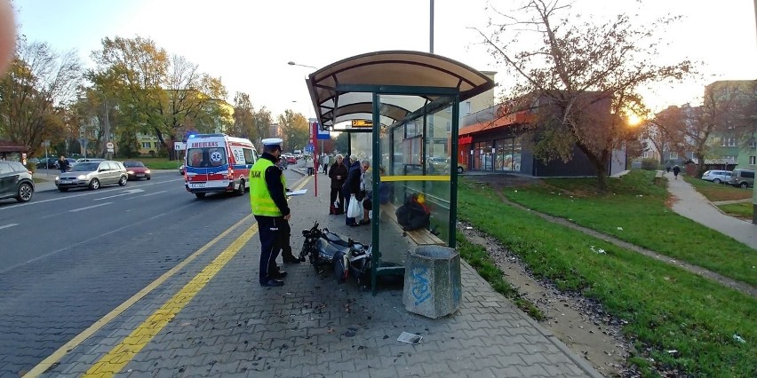 Motocykl uderzył w przystanek i ludzi czekających na autobus...