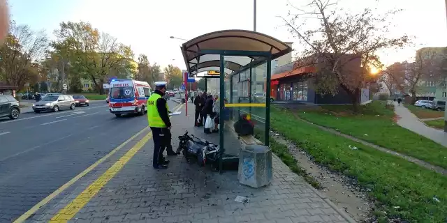 Motocykl uderzył w przystanek i ludzi czekających na autobus na ulicy Struga. Dwoje pasażer&oacute;w i motocyklista zostali zabrani do szpitala.