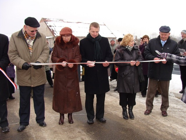 Most otworzyła wojewoda Helena Hatka z władzami powiatu, wykonawcą i sołtysem Bobrowic, Alicją Ryczek