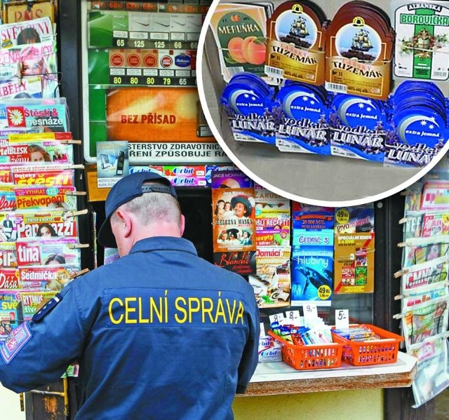 Czescy celnicy sprawdzają małe punkty, w których dotąd sprzedawano wódkę na kieliszki. Policja opublikowała etykietki zatrutego alkoholu. Do złudzenia przypominają te oryginalne.