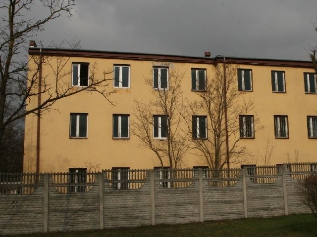 Budynek po byłym pawilonie szpitalnym ma powierzchnię ponad 1300 metrów kwadratowych. Znajduje się w dobrej lokalizacji, w centrum Morawicy, tuż przy trasie.