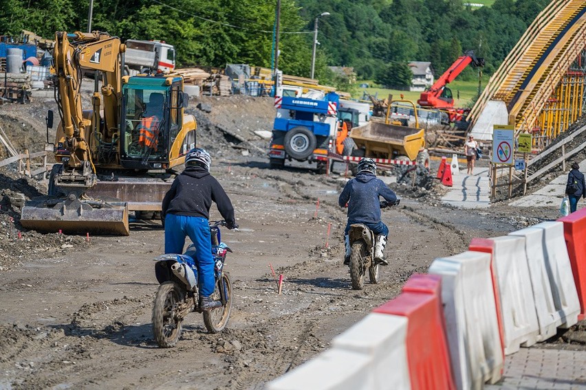 Kąclowa. Estakada rośnie nad osuwiskami