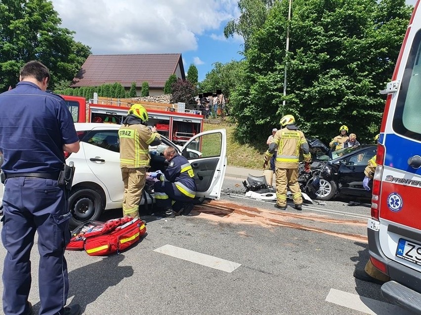 Czołowe zderzenie w Czaplinku. Dwie osoby ciężko ranne [ZDJĘCIA]