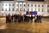 Grupka radomian manifestowała przed Urzędem Miejskim przeciw dyskryminacji sanitarnej - zobacz zdjęcia