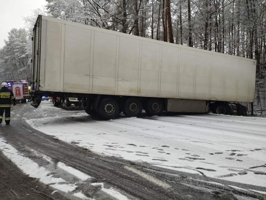 W wyniku zdarzenia poszkodowany został kierowca TIR-a....