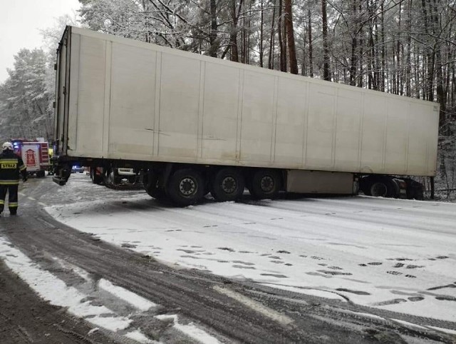 W wyniku zdarzenia poszkodowany został kierowca TIR-a. Mężczyzna nie odniósł jednak poważnych obrażeń. Zobacz więcej zdjęć --->