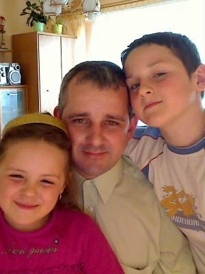 Tomasz Podpora ma troje dzieci, tu na zdjęciu z dwójką...