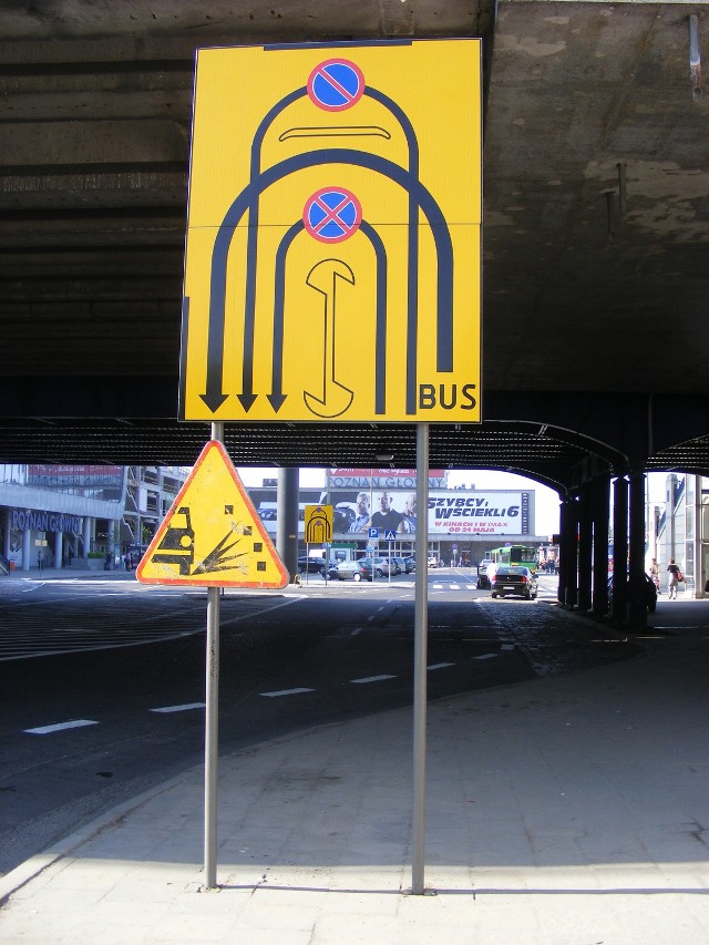 Kierowcy podjeżdżający pod Dworzec Główny powinni zwrócić  uwagę na nowe oznakowanie