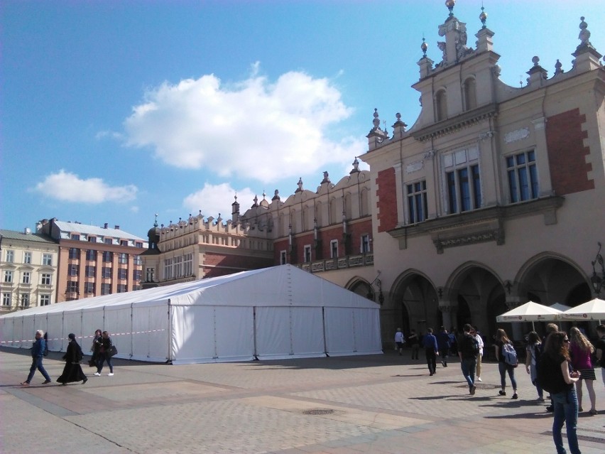 Kraków. Rynek Główny zamienił się w pole namiotowe [ZDJĘCIA]