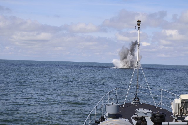 W niedzielę tuż przed godziną 9 okręt ORP Flaming z 8. Flotylli Obrony Wybrzeża z brytyjską bombą lotniczą z czasów II wojny światowej na pokładzie minął Świnoujście i skierował się na poligon morski, gdzie niebezpieczny ładunek został zneutralizowany.Zobaczcie wideo z detonacji! WIDEO: 8. Flotylla Obrony WybrzeżaZOBACZ WIĘCEJ: Ewakuacja w Świnoujściu. Akcja wydobywania miny z Kanału Piastowskiego. Mina Mark IV zostanie zdetonowana na poligonie morskim [ZDJĘCIA]