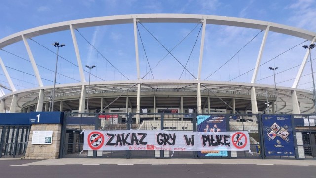 Przed Stadionem Śląskim kibice Ruchu Chorzów wywiesili 22 marca wymowny transpaent
