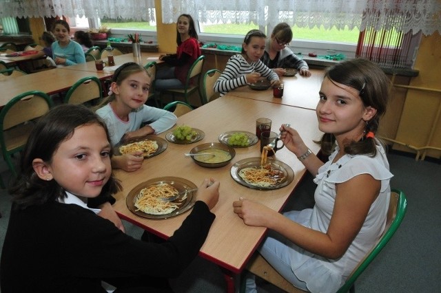 W minionym roku szkolnym uczniowie z opolskiej SP nr 16 jedli w stołówce dwudaniowe obiady za 3,5 zł i tak ma też być od września.