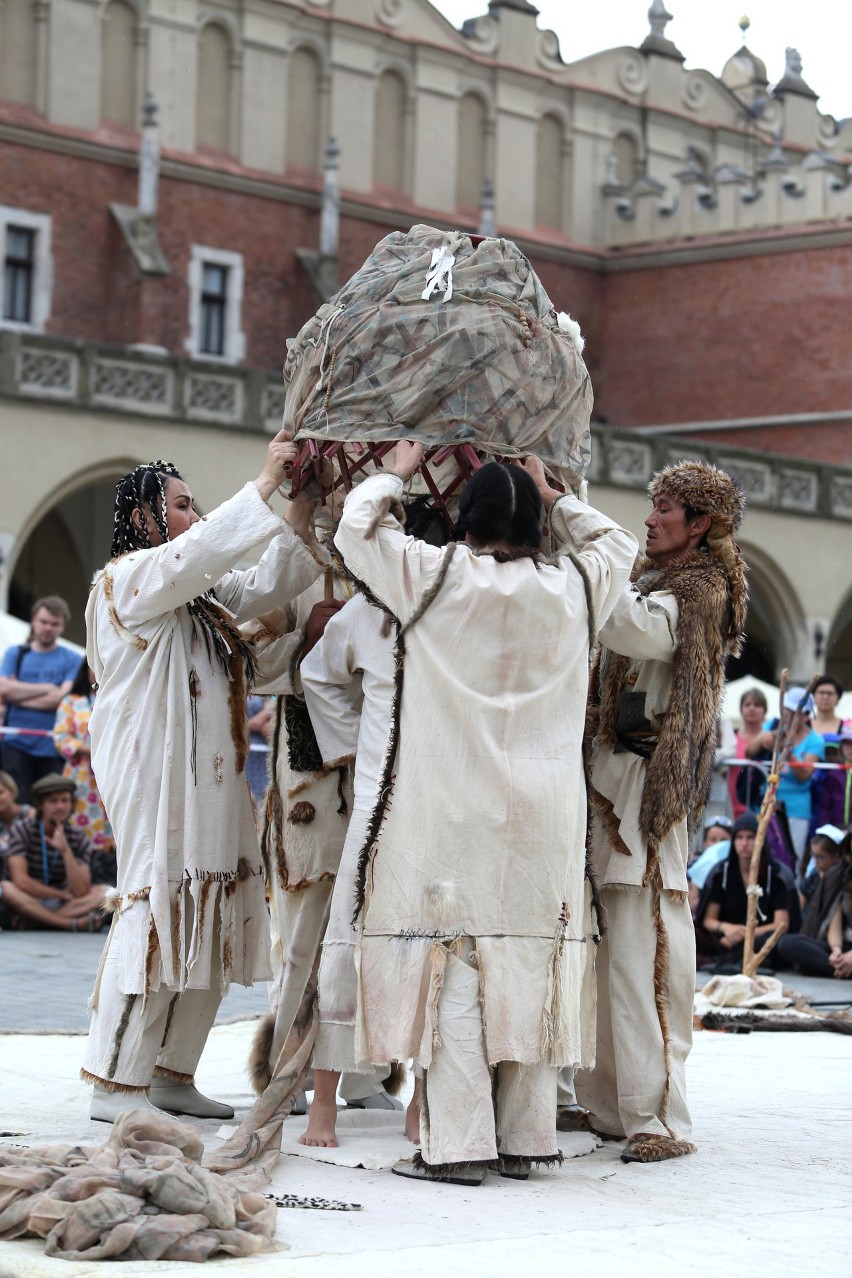 Kraków zmienił się w wielką plenerową scenę dla teatrów z całego świata [ZDJĘCIA]