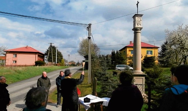 Odnowioną kapliczkę w Masłomiącej święci ks. Ryszard Honkisz. U góry kapliczka przed renowacją.