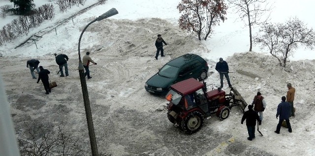 Lokatorzy bloku na Dziesięcinach odśnieżają parking