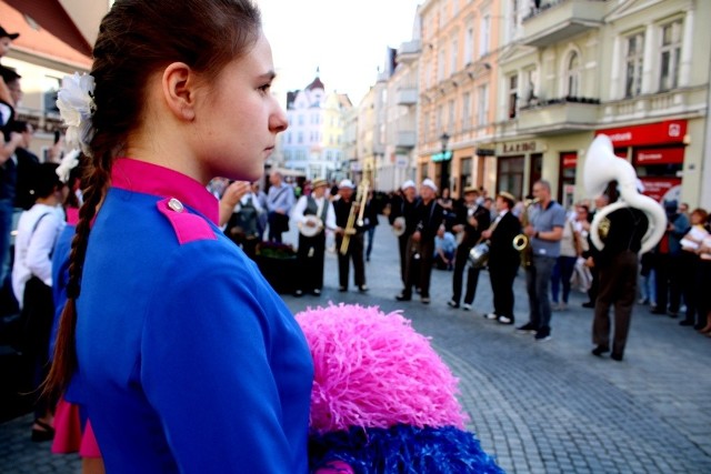 To wydarzenie pokazuje, że muzyka działa cuda. A jazz ma wyjątkowe właściwości. O tym przekonać mogli się mieszkańcy Zielonej Góry w sobotę, 18 maja. O godzinie 18.00 spod Lubuskiego Teatru wyruszyła III Parada Jazzowa. Poprowadziły ją wspaniałe  dixielandowe kapele oraz orkiestry dęte: Dixie Tiger’s Band, Dixie Company, Dubai Dixie Band, Świebodzińska Orkiestra Dęta, Młodzieżowa Orkiestra Dęta ZSB w Zielonej Górze. Centrum miasta wypełniły oryginalne dźwięki, które wywołały uśmiech na twarzach przechodniów i niejedną nóżkę wprawiły w ruch. Mieszkańcy wraz z muzykami przeszli pod rzeźbę Bachusa, następnie na plac koło filharmonii, pod ratusz i do Piekarni Cichej Kobiety. Na każdym postoju odbywał się koncert. Pogoda dopisała, publiczność również. Kapele i orkiestry z Poznania, Wrocławia, Świebodzina i Zielonej Góry mogli liczyć na wsparcie i brawa od potrafiących docenić dobrą muzykę i ciekawe wydarzenia zielonogórzan. Co wydarzyło się podczas jednej nocy w Muzeum Ziemi Lubuskiej? Zobaczcie!