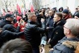 Rolnicy przemaszerowali ulicami Białegostoku. W imię protestu rozsypali słomę m.in. przed biurem PO i PiS