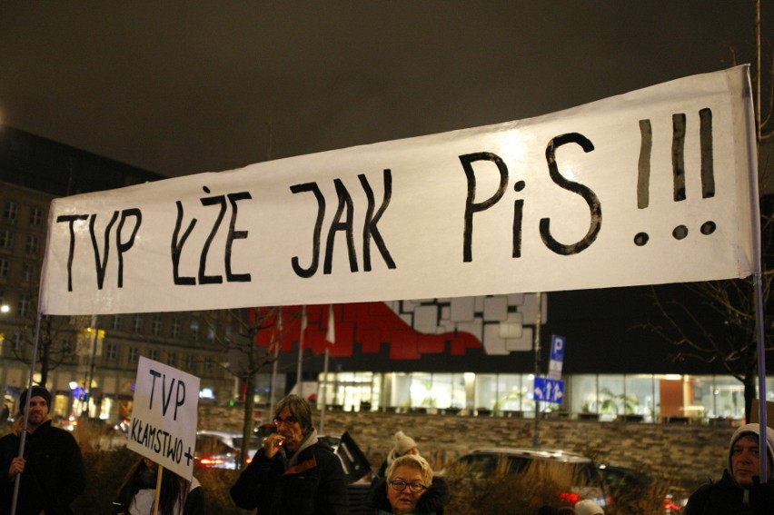 Warszawa: Protest przed siedzibą TVP Info na pl. Powstańców Warszawy [ZDJĘCIA] "Stop propagandzie nienawiści" po zabójstwie Adamowicza