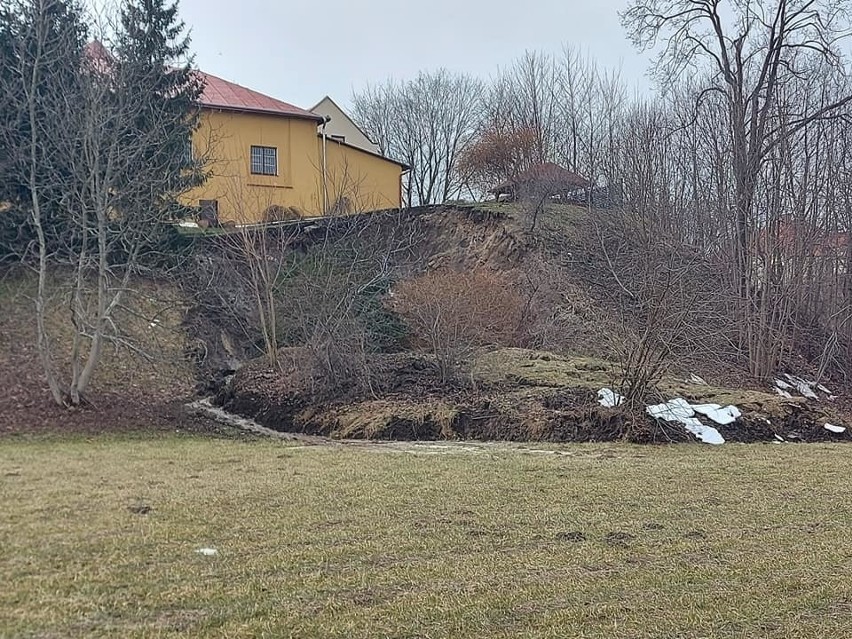 Skarpa osunięta na terenie parafii farnej w Leżajsku nie zagraża mieszkańcom. Parafia została odcięta od wody 
