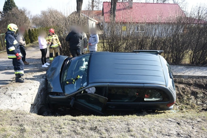 Wypadek ukraińskiej rodziny w Zadąbrowiu pod Przemyślem! Są ranni [ZDJĘCIA]