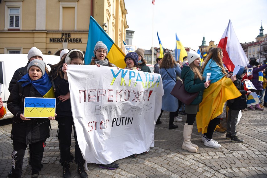 Manifestacja na Rynku w Przemyślu. Przemyscy uczniowie solidaryzują się z Ukrainą! [ZDJĘCIA]