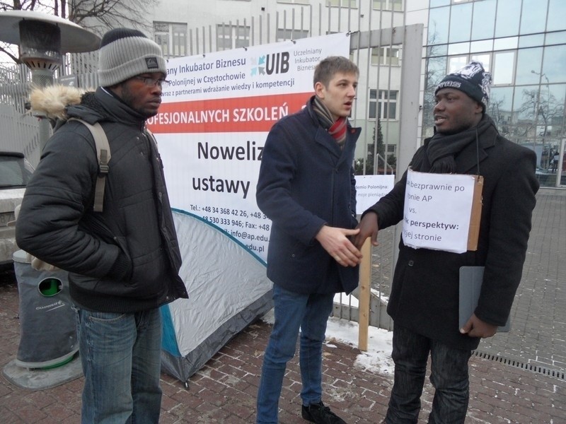 Protest studenta z Nigerii pod Akademią Polonijną przerwała...
