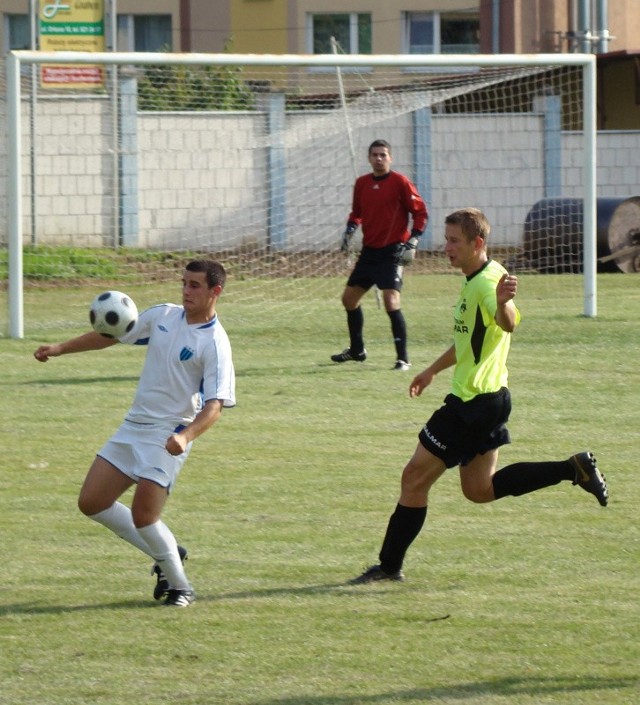 Piłkarze JKS-u (białe stroje) nie dali rady beniaminkowi z Wiśniowej.