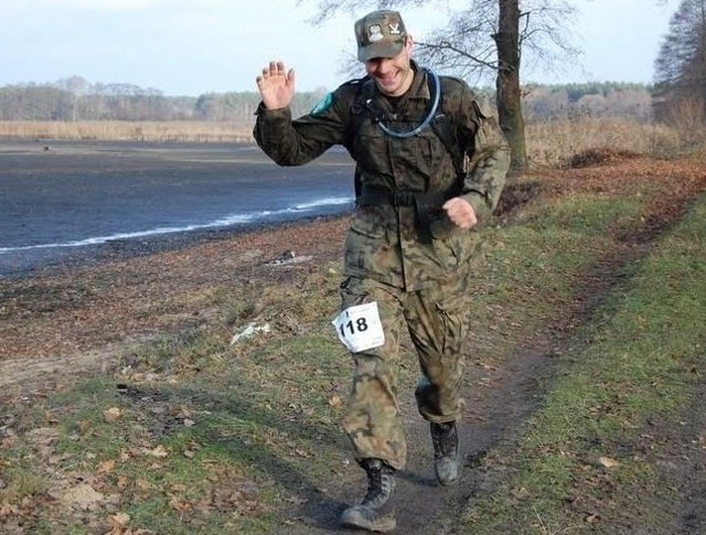 St. sierż. Janusz Gołowkin na trasie maratonu.