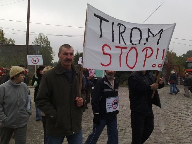 Protestujący blokują drogę w Bogaczowie.