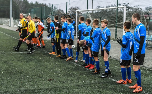 Piłkarzom MUKS CWZS (niebieskie koszulki), podobnie jak Wdzie Świecie, nie udało się wywalczyć awansu do Centralnej Ligi Juniorów