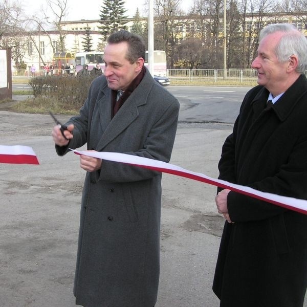 Roman Wojcieszek, prezydent Skarżyska i Piotr Mazurek, prezes Zakładów Metalowych Mesko otworzyli w poniedziałek nową ulicę Mościckiego.