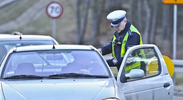 W alkomat dmuchali wszyscy kierowcy wjeżdżający na rondo łączące ulice Pileckiego, Nową i Jagodową.