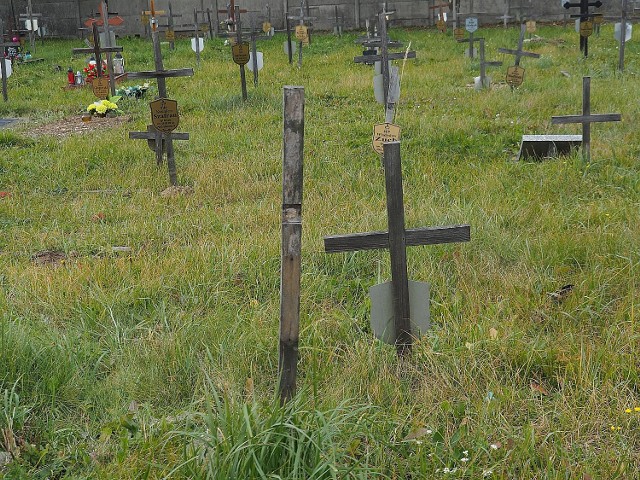 W Łodzi przy ul. Zakładowej znajduje się najsmutniejszy cmentarz - to miejsce pochówku osób bezdomnych i samotnych. Cmentarz to 2 tys. kwater. Wszystkie groby wyglądają niemal identycznie: bardzo skromne z drewnianymi krzyżami i tabliczkami. Na niektórych są nazwiska, na innych napis "NN" lub "Szczątki Ludzkie".ZOBACZ ZDJĘCIA NA KOLEJNYCH SLAJDACH