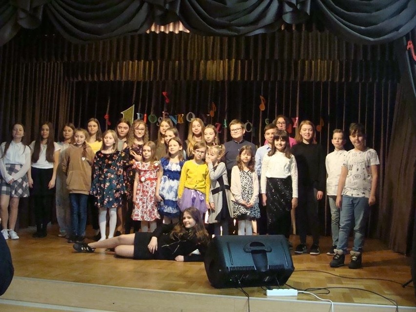 25 wykonawców w I Festiwalu "Piosenkowy zawrót głowy" w Starachowicach [ZDJĘCIA]