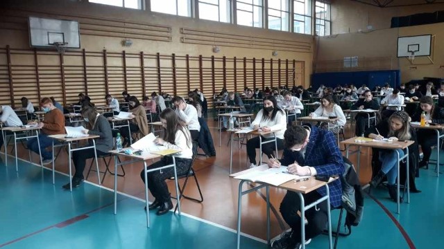 W Zespole Szkół Ponadpodstawowych w Białobrzegach maturę próbną z matematyki pisało w czwartek blisko 130 uczniów. Egzamin odbył się w sali gimnastycznej i kilku innych klasach lekcyjnych.