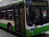 Wybili szybę w autobusie i uciekli. Taki był korek