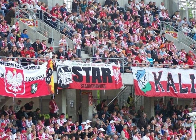 Kibice Staru na meczu rozegranym w Kielcach w minionym roku Polska - Finlandia rozwiesili transparenty.