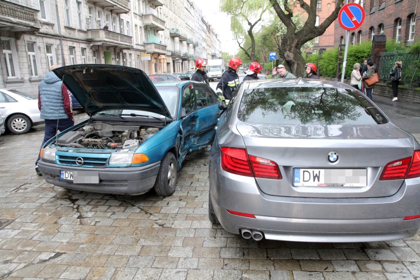 Wypadek na Kleczkowie. BMW uderzyło w opla (ZDJĘCIA)