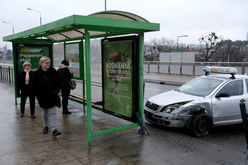 Jeden z samochodów uderzył w wiatę przystankową.