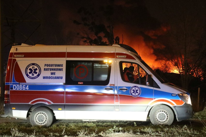 Ogromny pożar na terenie składu materiałów budowlanych MB 03...