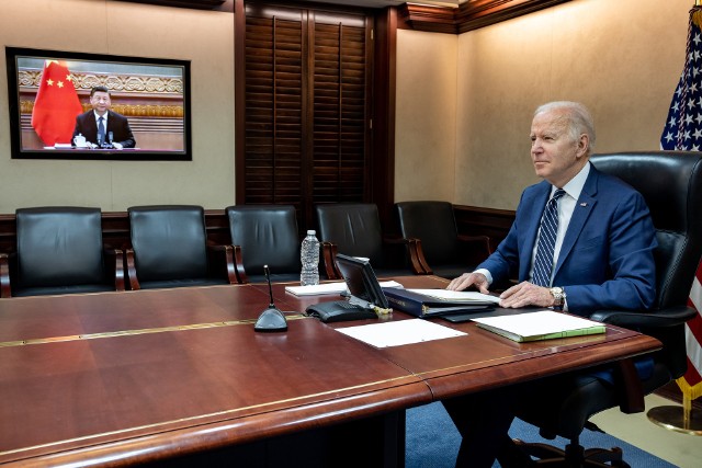 Joe Biden rozmawiał w piątek z Xi Jinpingiem.