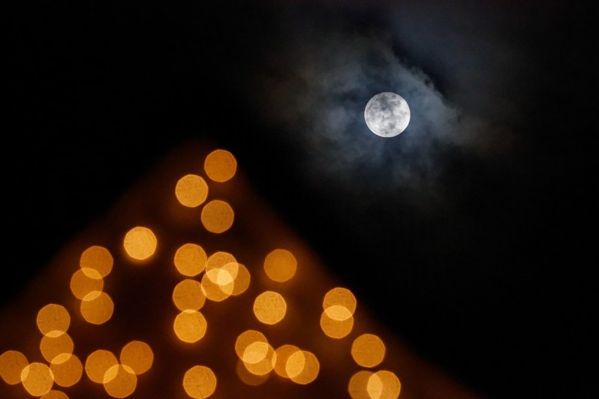 Pełnia księżyca uchwycona w Portland (USA)