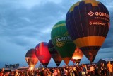 Nocny pokaz balonów na leszczyńskim lotnisku przyciągnął tłumy [ZDJĘCIA]