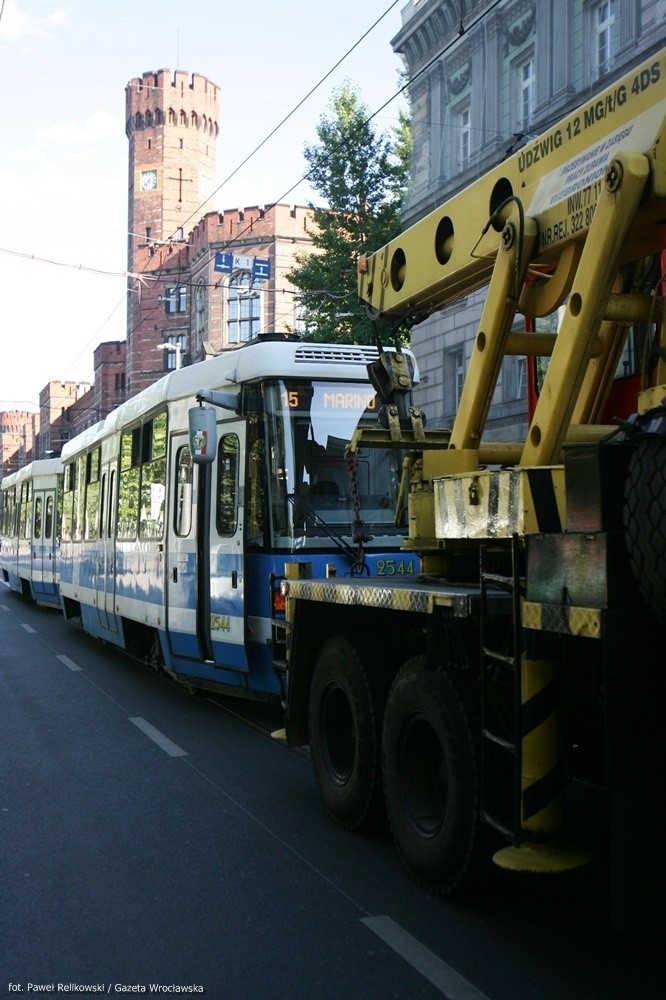 Wrocław: Awaria tramwaju linii 15. Zepsuły się koła (ZDJĘCIA)
