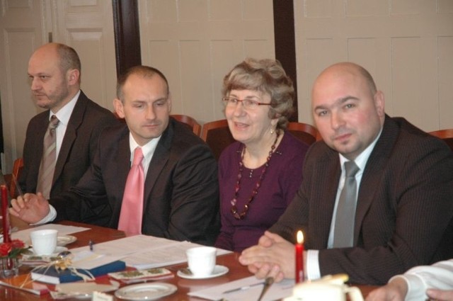 Sesja rady miejskiej w Oleśnie, od lewej: Krzysztof Baron, Piotr Gręda, Edeltrauda Zug, Klaudiusz Małek.